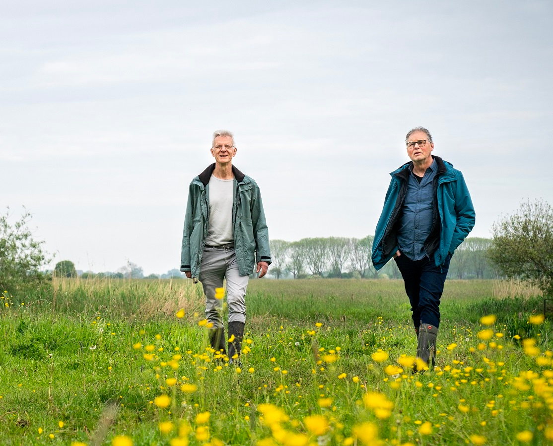 Bert Flach, links in beeld, en Tom Violier, rechts in beeld op werkbezoek in het projectgebied Meanderende Maas.